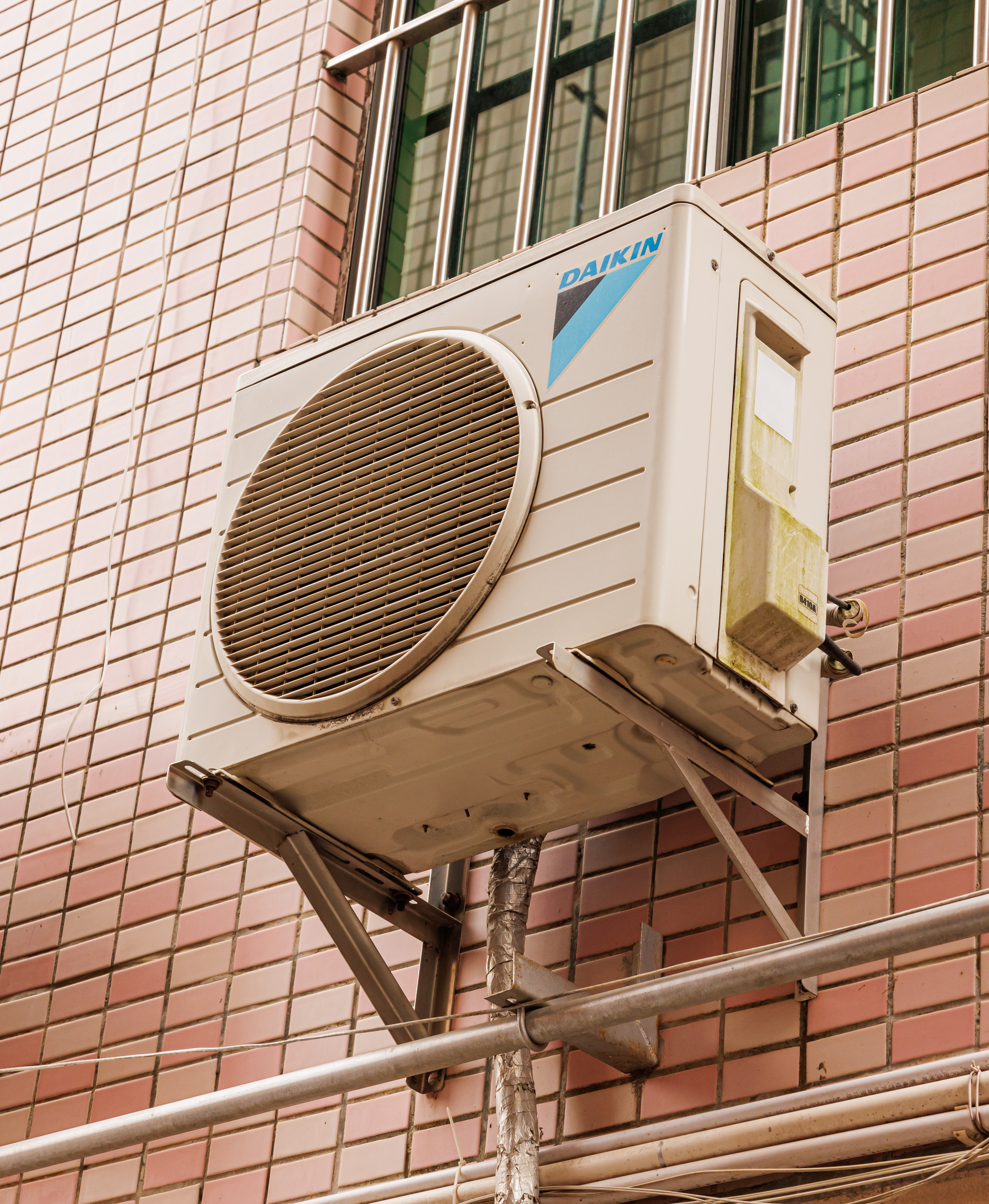 Unité extérieure Daikin installée sur un bâtiment