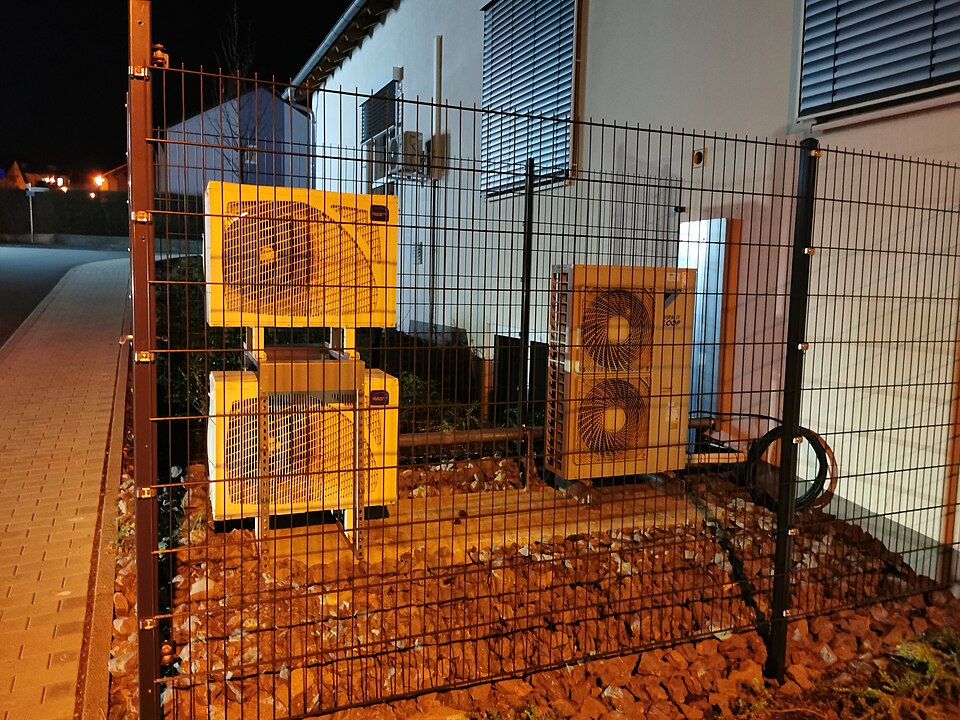 Múltiples unitats exteriors de bombes de calor aerotèrmiques