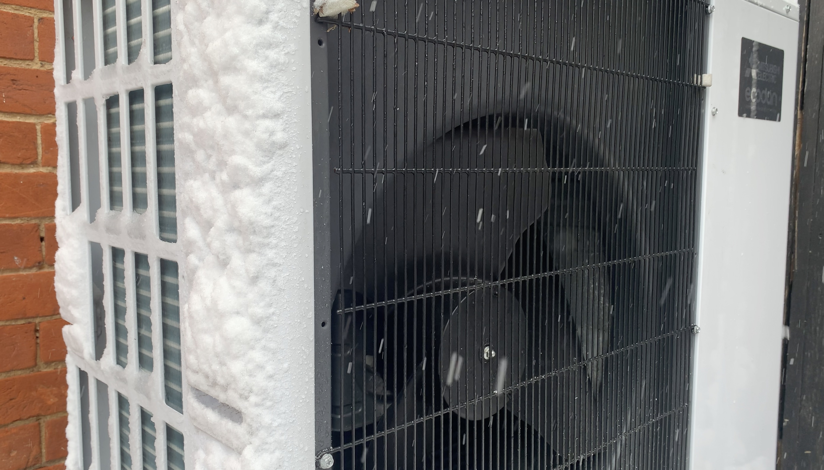 Unité extérieure Mitsubishi Electric Ecodan en conditions hivernales