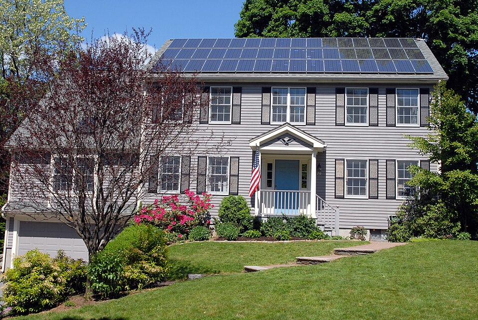 Paneles solares fotovoltaicos instalados en el tejado de una vivienda